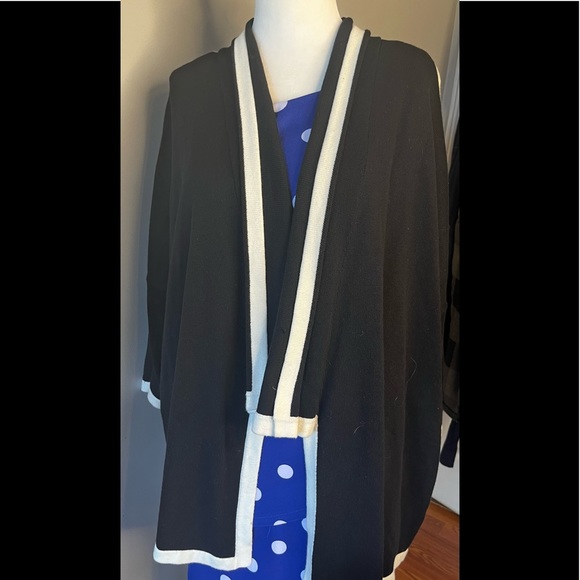 NWOT Chico’s Cape in Black and Cream! - Picture 4 of 9